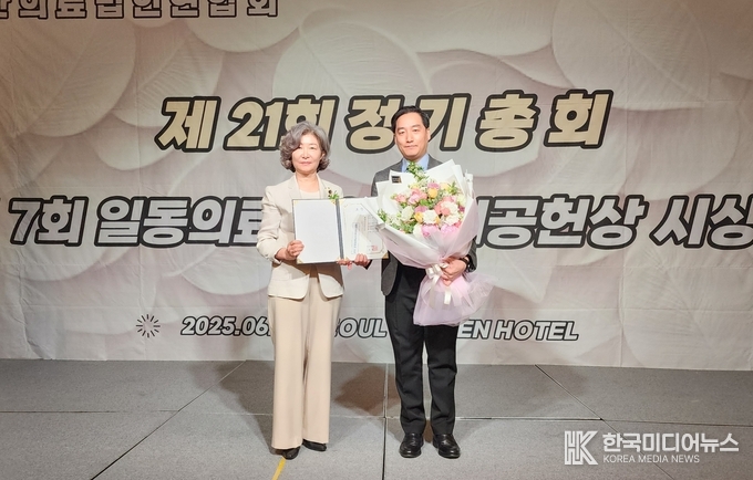 =<사진설명 : 지난 12일 서울가든호텔 2층 그랜드볼룸에서 열린 ‘대한의료법인연합회 제21차 정기총회 및 제7회 일동의료법인 사회공헌상 시상식’에서 대한의료법인연합회장상(행정 부문)을 수상한 혜원의료재단 세종병원 최영근 브랜드마케팅실장(사진 오른쪽)이 대한의료법인연합회 류은경 회장과 기념 촬영하고 있다. / 세종병원 제공>