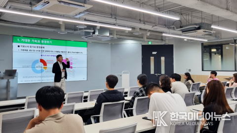 =사진:설명 ; 홍수열 자원순환사회경제연구소장이 지난 17일 서울 구로구 NHN KCP 사옥에서 임직원을 대상으로 ‘지속가능한 미래를 위한 순환경제 교육’을 진행하고 있다