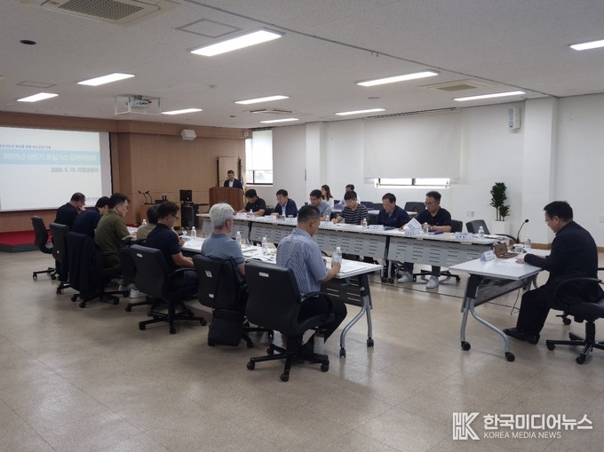 =사진설명 ; 인천환경공단,‘2025 온실가스 감축위원회’개최..탄소중립 실천 기념사진 촬영