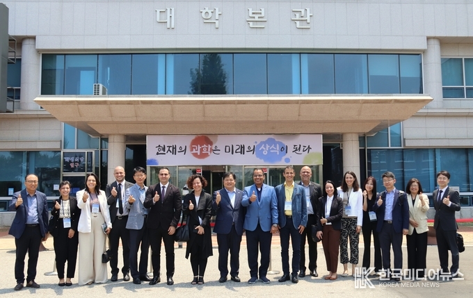 =사진설명 ; 19일 마그누 라비뉴 브라질 노동고용부 차관보(우측에서 9번째) 일행이 한국폴리텍대학 인천캠퍼스 대학 본관 앞에서 기념사진을 촬영하고 있다.