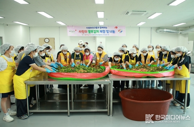 =사진설명 ; 적십자 당하동봉사회, 다문화가족과 함께하는 열무김치 나눔 봉사 기념사진 촬영