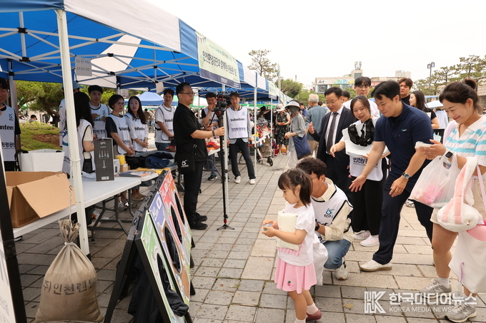 사진설명 ; 2025 자원순환 녹색나눔장터 인천환경공단 부스를 운영하고 있다.