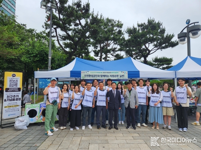  = 사진설명 ; 행사에 참여한 김성훈 공단이사장 직원들이 기념촬영을 하고 있다.
