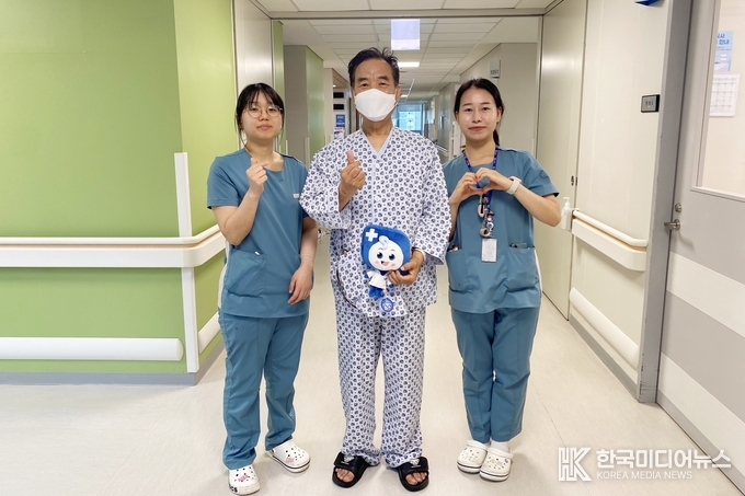 =<사진설명 : 인천세종병원 김민아 간호사(10A병동팀·사진 가장 오른쪽)와 김하은 간호사(10A병동팀·가장 왼쪽)가 치료받고 회복한 A씨와 기념 촬영하고 있다. / 인천세종병원 제공>