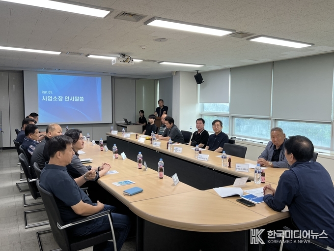 =사진설명 ; 생활폐기물 반입업체 대표단과 연찬회에서 의견을 청취하고 있다.<br>