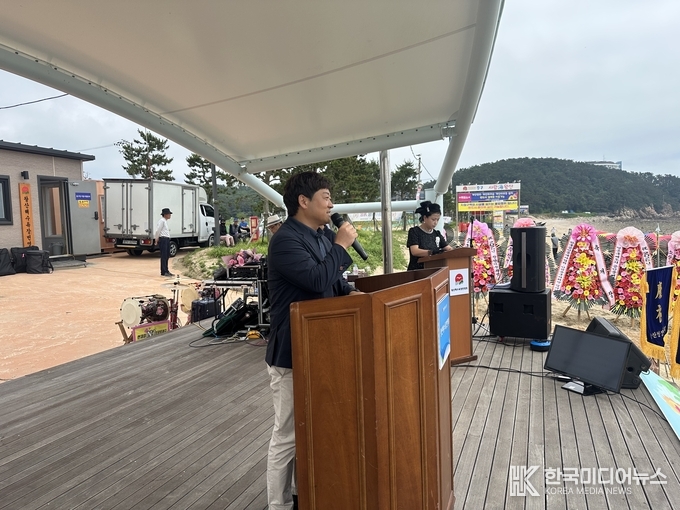 = 왕산해수욕장 번영회 김동현 회장이 인사말을 하고있다.