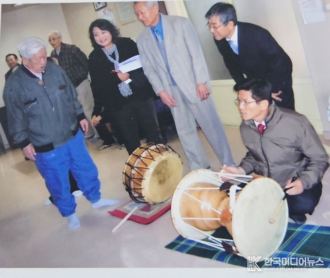 <strong>사진 : 김문수 전 경기지사 송우리 노인정 </strong>어르신들과 장구치는 모습