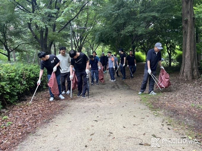 = 사진설명: 공단 임직원과 지역 자원봉사자 등 30여 명이 승기천 일대에서 하천 환경정화활동을 펼치고 있다.