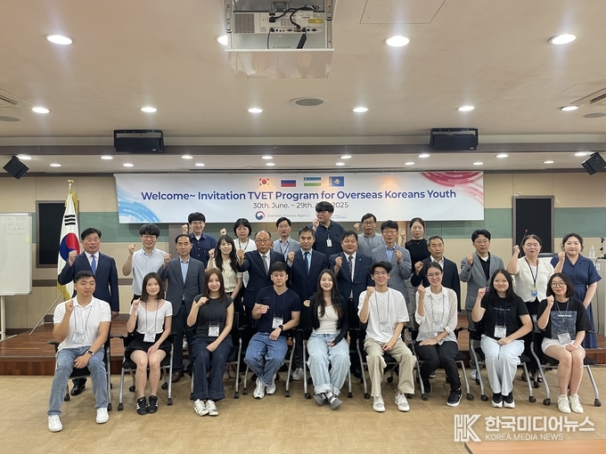 =사진제공 ; < 최민환 한국폴리텍Ⅱ대학 학장직무대리, 이기성 재외동포청 국장이 30일 한국폴리텍Ⅱ대학 산학협력단 대회의실에서 열린‘재외동포청 청년 직업연수 입교식’에서 연수생과기념 촬영을 하고 있다. >