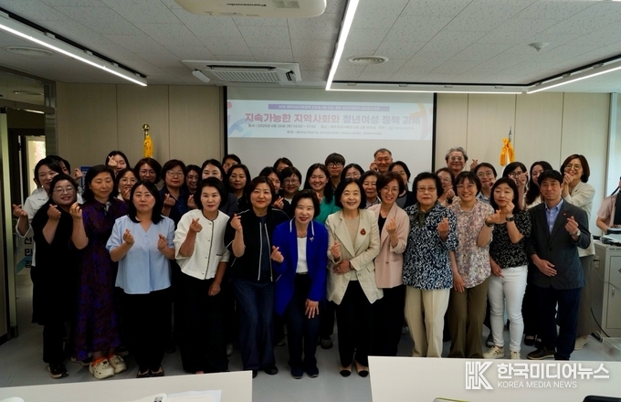 =사진설명 ; 전남여성가족재단, 전라제주여성가족정책네트워크 포럼 성료 기념사진 촬영