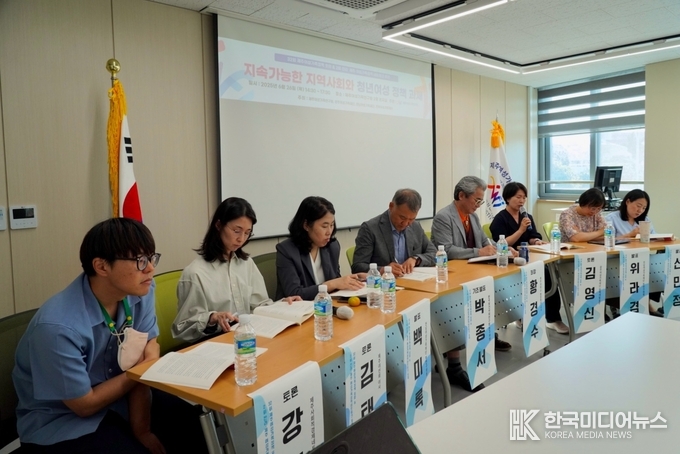 =사진설명 ; 전남여성가족재단, 전라제주여성가족정책네트워크 포럼 성료 기념사진 촬영