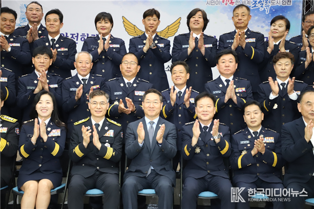 =사진설명 ; 인천소방본부, 2025년 하반기 인천광역시 의용소방대 임명장 수여식 기념사진 촬영