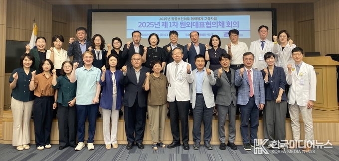 =사진설명 ; : 경상북도 의성군에서 열린 ‘Sunny Scholar in 의성’ 오리엔테이션 워크숍에 참여한 12명의 대학생 활동가의 모습