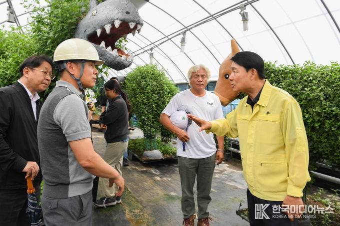=사진설명 : 송병억 수도권매립지관리공사 사장(맨 오른쪽)이 폭염 대응 현장을 점검하며 현장 근로자를 격려하고 있다