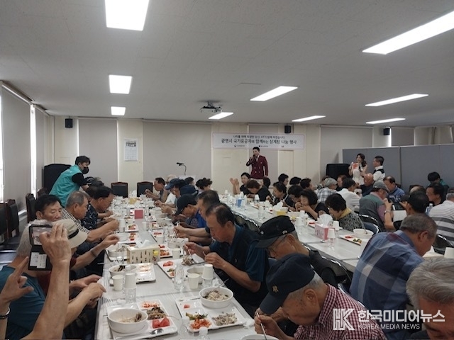 = 사진 설명 (인천보훈지청) KT와 함께하는『혹서기 국가유공자 삼계탕 나눔 대접하고있다.