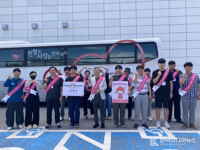 =사진설명 ; 국립울진해양과학관-대한적십자사 대구경북혈액원 업무협력 MOU 체결 단체 기념사진촬영