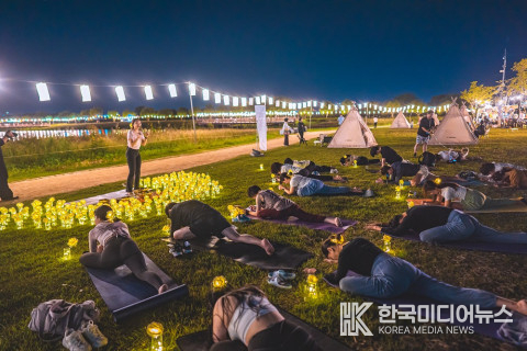 =사진설명 ; 감성·체험형 야간 콘텐츠 ‘별바다부산 로즈나잇 요가’를 즐기는 참가자들