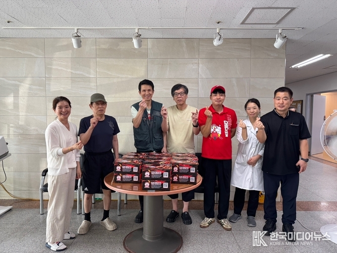 =사진설명 ; 처갓집 양념치킨 정신요양시설 소만의집의 후원 기념사진 촬영을 하고 있다.