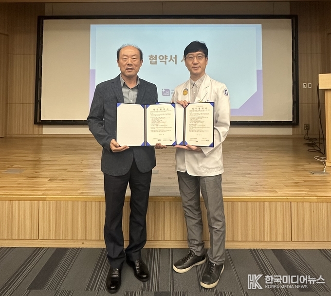 = ; <사진설명 : 지난달 23일 인천세종병원 비전홀에서 열린 협약식에서 인천세종병원 홍경섭 진료부원장(공공의료본부장·사진 오른쪽)과 부평구노인복지관 한성호 관장이 기념 촬영하고 있다. / 인천세종병원 제공>
