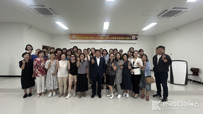 =사진설명 ; "한국폴리텍대학, 인천캠퍼스 “여성재취업과정 수료식 단체 기념사진 촬영