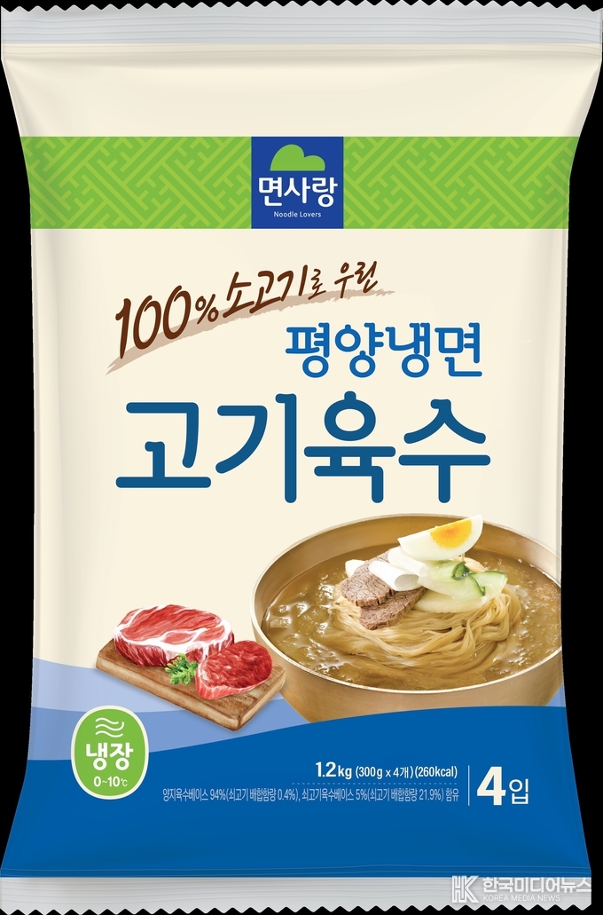 = 사진 설명: 면사랑 평양냉면 고기육수 4입 (좌) 면사랑 평양냉면 고기육수 연출 이미지(우) (사진제공=면사랑)<br>
