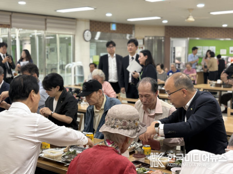 = 사진설명 : 보훈공단 윤종진 이사장이 보훈원 국가유공자 어르신에게 삼계죽을 대접하고 있다