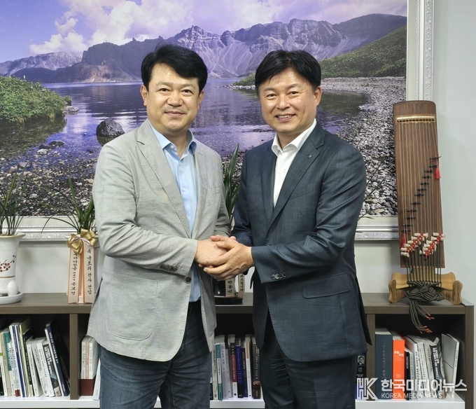 =사진설명 ; 조용익 부천시장이 지난 8월 4일, 국회 국토교통위원회 간사인 복기왕 의원을 만나 주거·도시개발·교통 등 지역 내 굵직한 현안들을 건의했다.
