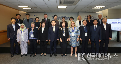 =사진설명 : 5차 포럼 참석자들이 기념 촬영을 하고 있다