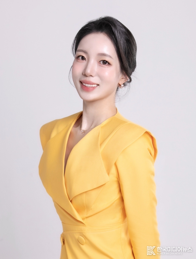 <strong>서울 코엑스에서 개막한 <em>서울국제건축전(코리아 빌드 위크 2025)</em> 엄채영 아나운서</strong>
