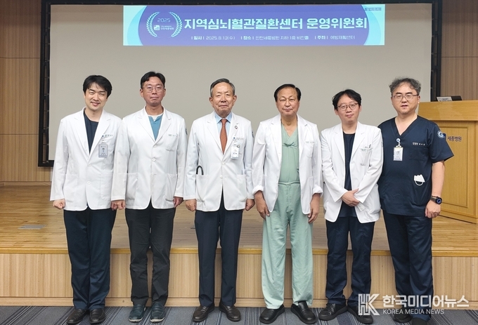 =<사진설명 : 지난 13일 인천세종병원 비전홀에서 열린 지역심뇌혈관질환센터 1차 운영위원회에서 오병희 병원장(사진 왼쪽에서 3번째), 이영탁 지역심뇌혈관질환센터장(4번째) 등 의료진이 기념 촬영하고 있다. / 인천세종병원 제공>