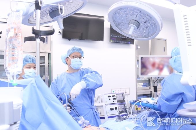 =<사진설명 : 인천세종병원 외과센터 이상명 부장(외과)이 단일공 복강경 수술을 집도하는 모습. / 인천세종병원 제공>