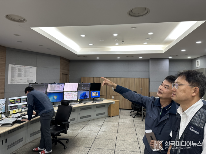 =[사진설명 ; 이상진 수도권대기환경청장(왼쪽)이 8월 26일 (주)포승그린파워(경기도 평택시 소재)에 방문하여 사업장 주요 시설을 점검하고 있다.(사진=수도권대기환경청 제공