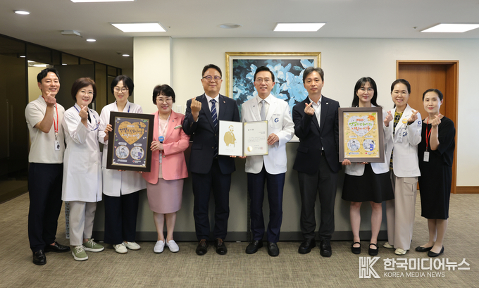 =사진설명 ; 가천대 길병원, 인천혈액원으로부터임직원 헌혈 참여 공로 감사패 기념사진 촬영