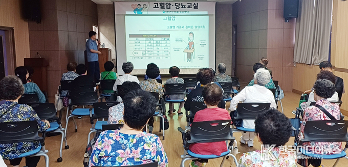 =사진설명 ; 가천대 길병원 가정의학과 고기동 교수숭의보건지소에서 건강강좌 를 하고 있다.
