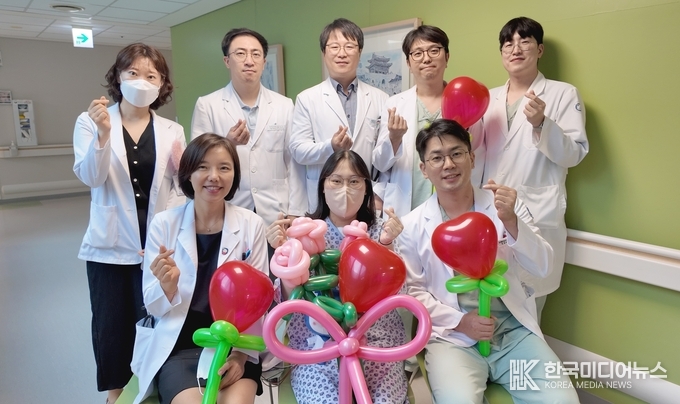 =<사진설명 : 임신 중 갑작스레 중증 심장병이 발견된 부천세종병원 간호사 A씨(사진 아랫줄 가운데)가 인천세종병원에서 성공적으로 심장이식 수술을 받고 회복한 뒤 김경희 심장이식센터장(아랫줄 맨 왼쪽) 등 의료진과 기념 촬영하고 있다. / 세종병원 제공>