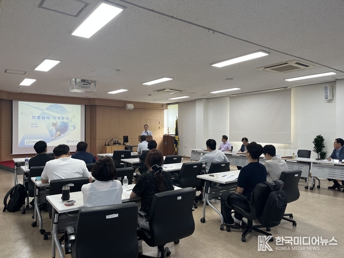 =사진설명: 공단 직원들이 ‘부패방지경영시스템 현장심사’를 위한 시작회의를 실시하고 있다.