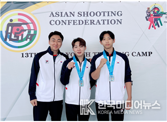 =사진설명 ; (좌측부터 심승윤 감독, 시니어 공기소총 단체3위 인천대 이준환, 주니어 공기소총 단체3위 인천대 이종혁)