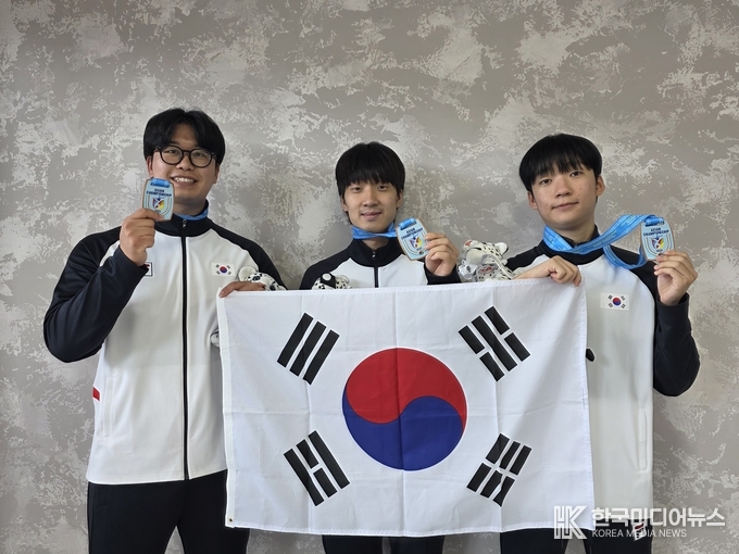 = 사진설명 ; 인천대 사격부 사진 1부. (맨우측 인천대 주니어 속사권총/스탠다드권총/ 공기권총에서 단체3위를 수상한 이원재)
