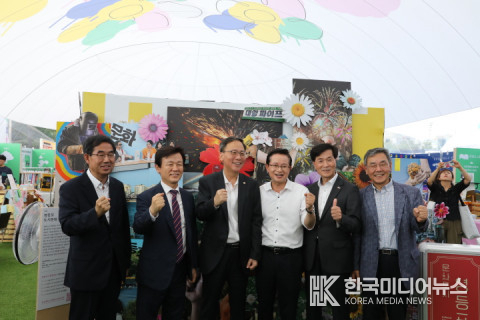 =사진설명 ; 오른쪽부터 이건왕 영등포문화재단 대표이사, 안병구 밀양시장, 최호권 전국문화도시협의회 의장, 김영수 문화체육관광부 차관, 조규일 진주시장, 정광렬 지역문화진흥원장