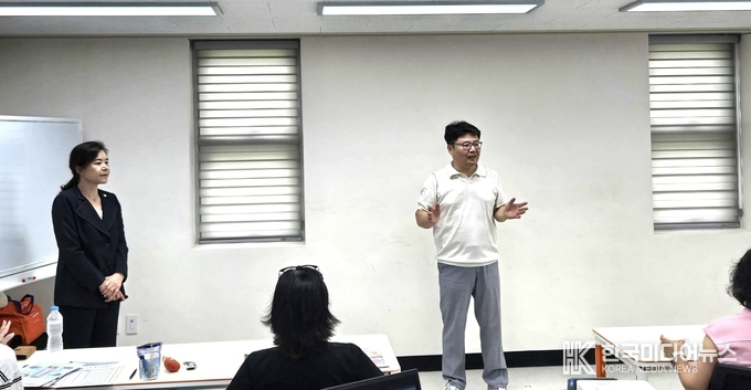 <strong>정영수 하남시지부장 과 왼쪽 대한터링 박미경 대표</strong>