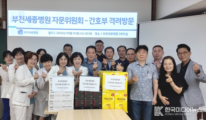 <사진설명 : 지난 3일 부천세종병원 방문한 자문위원들의 모습(사진 왼쪽), 지난 5일 인천세종병원을 방문한 자문위원들의 모습. / 세종병원 제공>
