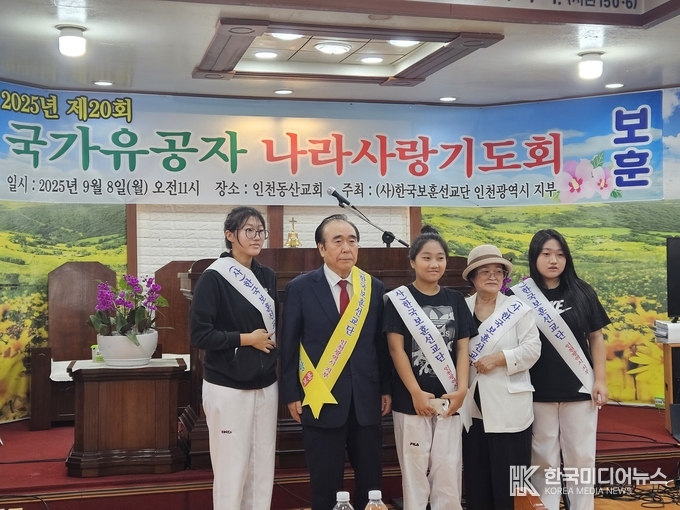 =사진설명 ; 김영호 목사님,사모님 (예영,하율,하영)의 기념사진 촬영을 하고있다.