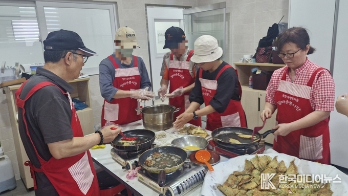 =사진설명 ; 청천1동, 중장년 1인가구와 함께하는 추석 명절음식 만들기 사진