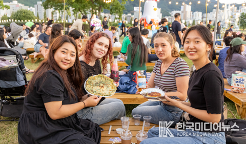 =사진설명 ; ‘2024 별바다부산 나이트마켓’에서 직접 전 만들기 체험을 하는 방문객들