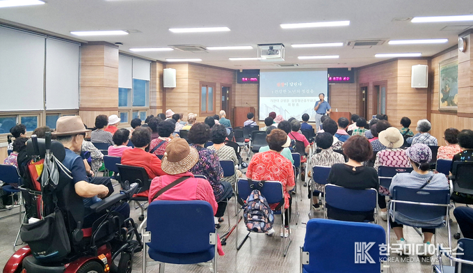 =사진설명 ; 가천대 길병원 최창휴 교수가 ,남동구보건소에서 노년 건강 주제 강좌를 하고 있다.