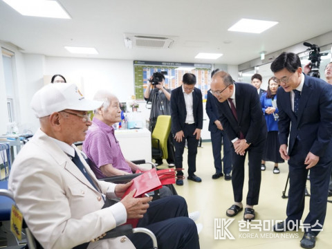 =사진설명 ; 보훈공단 윤종진 이사장(오른쪽에서 두번째)이 올해 100세를 맞은 6.25 참전 유공자 두 분께 감사 인사를 드리고 있다