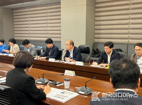=사진 ; 국보훈복지의료공단 윤종진 이사장(오른쪽에서 세 번째)이 고위경영진 아카데미에서 참석자들에게 격려의 메시지를 전하고 있다