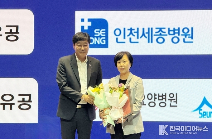 =<사진설명 : 지난 17일 인천 연수구 오크우드 프리미어 인천 호텔에서 열린 ‘2025년 감염병 표본감시기관 워크숍’에서 인천세종병원 민길현 행정부원장(사진 오른쪽)이 인천시 신병철 보건복지국장으로부터 표창을 수여 받으며 기념 촬영하고 있다. / 인천세종병원 제공><br>