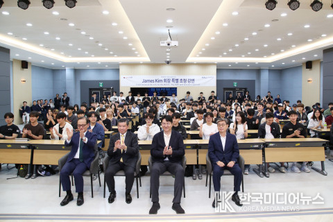 =사진설명 ; : 앞줄 왼쪽부터 한국항공대 허희영 총장, 제임스 김 암참 회장 겸 대표이사, 조원태 한진그룹 회장, 성용락 정석인하학원 이사장을 비롯한 주요 내빈과 한국항공대 교직원 및 학생들이 기념 촬영을 하고 있다
