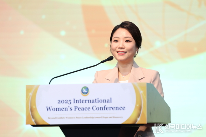 =사진설명 ; ㈔세계여성평화그룹(IWPG) 대표가 19일 대한민국 청주 엔포드호텔에서 열린 ‘2025 세계여성평화 콘퍼런스’에서 개회사를 하고 있다.<br>